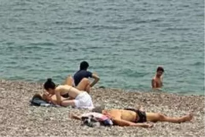 Antalya sahillerinde pazar günü yoğunluğu Antalya sahillerinde pazar günü yoğunluğu