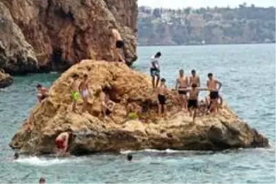 Antalya sahillerinde pazar günü yoğunluğu Antalya sahillerinde pazar günü yoğunluğu