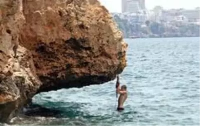 Antalya sahillerinde pazar günü yoğunluğu Antalya sahillerinde pazar günü yoğunluğu