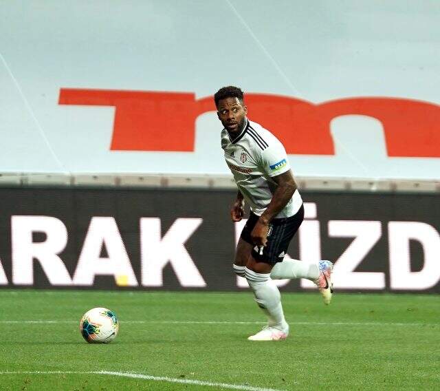 Beşiktaş'ta Rebocho, Diaby ve Elneny gidiyor; Ljajic, Vida, Douglas ve Lens'e gelen teklifler değerlendirilecek