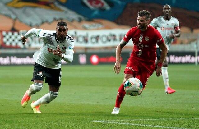 Beşiktaş'ta Rebocho, Diaby ve Elneny gidiyor; Ljajic, Vida, Douglas ve Lens'e gelen teklifler değerlendirilecek