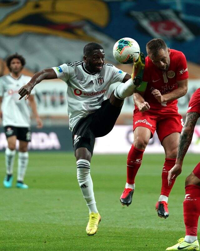 Beşiktaş'ta Rebocho, Diaby ve Elneny gidiyor; Ljajic, Vida, Douglas ve Lens'e gelen teklifler değerlendirilecek