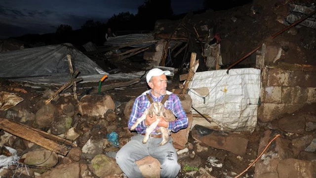 Bingöl'de meydana gelen deprem sonrası çekilen fotoğraf yürekleri sızlattı
