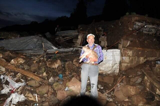 Bingöl'de meydana gelen deprem sonrası çekilen fotoğraf yürekleri sızlattı