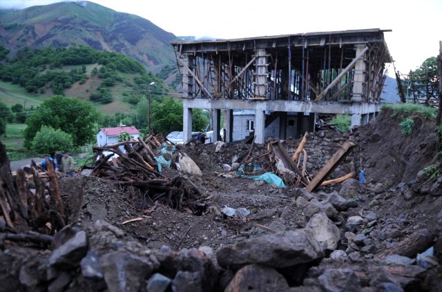 Bingöl'de meydana gelen deprem sonrası çekilen fotoğraf yürekleri sızlattı