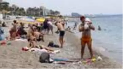 Dünyaca ünlü sahilde, sosyal mesafeli deniz keyfi Dünyaca ünlü sahilde, sosyal mesafeli deniz keyfi