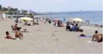 Dünyaca ünlü sahilde, sosyal mesafeli deniz keyfi Dünyaca ünlü sahilde, sosyal mesafeli deniz keyfi