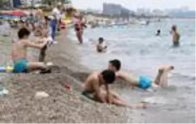 Dünyaca ünlü sahilde, sosyal mesafeli deniz keyfi Dünyaca ünlü sahilde, sosyal mesafeli deniz keyfi