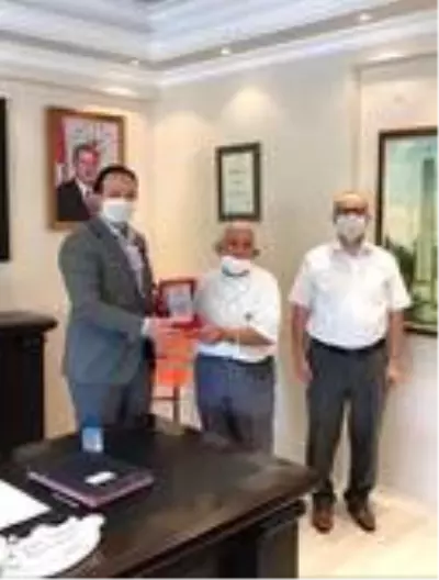 Kaymakam Yalçın'dan Yenipazarlı hayırsevere plaket Kaymakam Yalçın'dan Yenipazarlı hayırsevere plaket