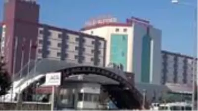 Koronavirüs şüphesiyle hastaneye getirilen 2 kişi, 4 doktoru darbetti Koronavirüs şüphesiyle hastaneye getirilen 2 kişi, 4 doktoru darbetti