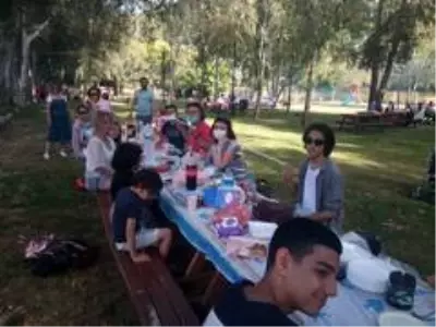 Kuşadası'nda sosyal mesafeli piknik Kuşadası'nda sosyal mesafeli piknik