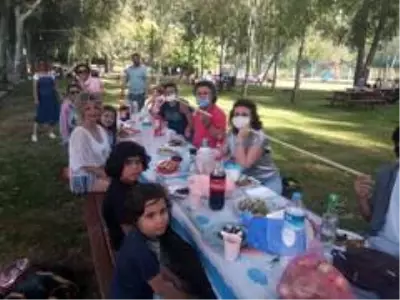 Kuşadası'nda sosyal mesafeli piknik Kuşadası'nda sosyal mesafeli piknik