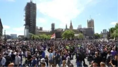 Londra'da aşırı sağcılar polisle çatıştı, İngiltere Başbakanı Johnson 'Irkçı haydutluğa... Londra'da aşırı sağcılar polisle çatıştı, İngiltere Başbakanı Johnson 'Irkçı haydutluğa...