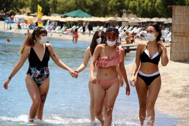 Maskeli, sosyal mesafeli deniz keyfi renkli grntlere sahne oldu