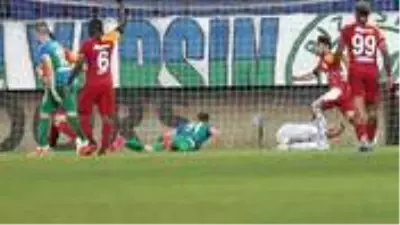 Muslera'nın sakatlandığı ofsayt pozisyonunda VAR protokolünün uygulanması, G.Saray taraftarının tepkisini çekti Muslera'nın sakatlandığı ofsayt pozisyonunda VAR protokolünün uygulanması, G.Saray taraftarının tepkisini çekti