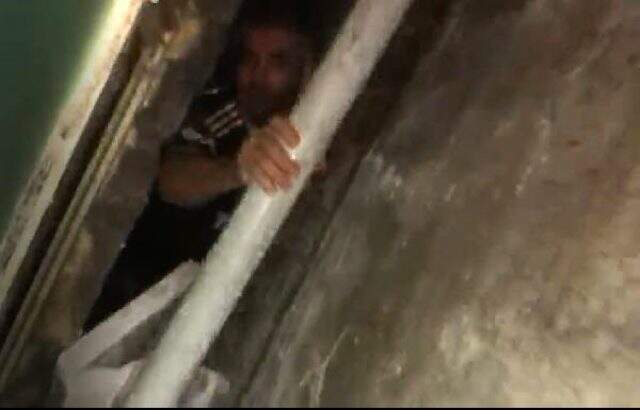 Polislerin köşeye sıkıştırdığı suçlu isyan etti: Ayıp be size