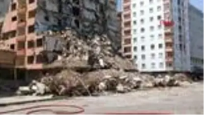Rize'de taşıcıyı kolonları çatlayan 11 katlı bina yıkılıyor Rize'de taşıcıyı kolonları çatlayan 11 katlı bina yıkılıyor