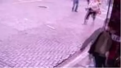 İstanbul'un ortasında dehşet anları: Alevler içinde kalan çalışan koşarak kurtulmaya çalıştı İstanbul'un ortasında dehşet anları: Alevler içinde kalan çalışan koşarak kurtulmaya çalıştı