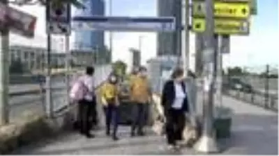 Metrobüs durağındaki şüpheli paket, bomba paniği yaşattı Metrobüs durağındaki şüpheli paket, bomba paniği yaşattı