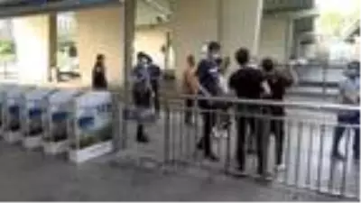 Metrobüs durağındaki şüpheli paket, bomba paniği yaşattı Metrobüs durağındaki şüpheli paket, bomba paniği yaşattı