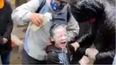 ABD'de tepki çeken görüntü! Polis, 7 yaşındaki çocuğa biber gazıyla müdahale etti ABD'de tepki çeken görüntü! Polis, 7 yaşındaki çocuğa biber gazıyla müdahale etti