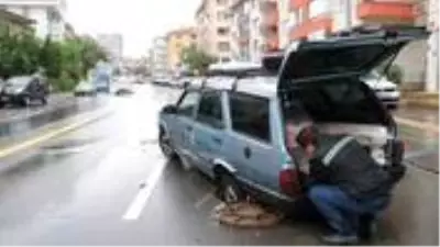 Ankara'da etkili olan sağanak nedeniyle otomobil, kapağı açılan rögara düştü Ankara'da etkili olan sağanak nedeniyle otomobil, kapağı açılan rögara düştü