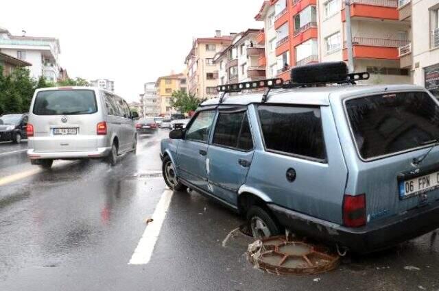 Ankara'da etkili olan sağanak nedeniyle otomobil, kapağı açılan rögara düştü Ankara'da etkili olan sağanak nedeniyle otomobil, kapağı açılan rögara düştü