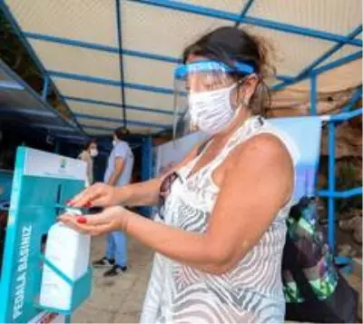 Antalya'nın mavi bayraklı falez plajları pandemi kurallarıyla açıldı Antalya'nın mavi bayraklı falez plajları pandemi kurallarıyla açıldı
