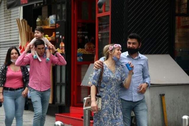 Artan vakalara rağmen vatandaşlar, koronavirüs tedbirlerine uymuyor Artan vakalara rağmen vatandaşlar, koronavirüs tedbirlerine uymuyor
