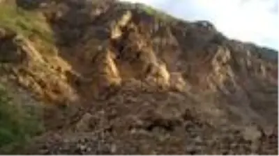 Artçı deprem sonrası meydana gelen heyelandan saniyelerle kurtuldular Artçı deprem sonrası meydana gelen heyelandan saniyelerle kurtuldular