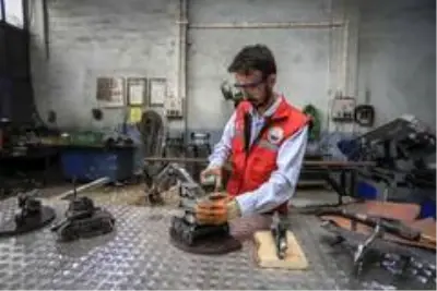 Atık malzemelerden iş makinesi, tank, uçak ve motor maketleri yaptı Atık malzemelerden iş makinesi, tank, uçak ve motor maketleri yaptı