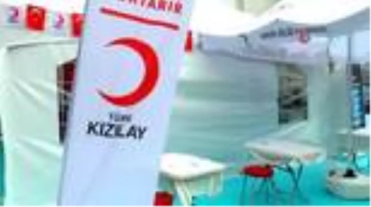 Bayram Şenocak Türk Kızılay'ına kan bağışında bulundu