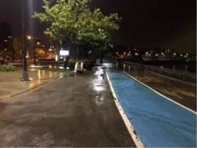 Yetkililerin uyarılarına rağmen boş kalmayan Caddebostan Sahili, sağanak yağış sonrası boş kaldı Yetkililerin uyarılarına rağmen boş kalmayan Caddebostan Sahili, sağanak yağış sonrası boş kaldı