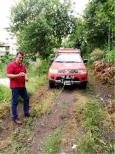 Çamura saplanan aracı itfaiye kurtardı Çamura saplanan aracı itfaiye kurtardı