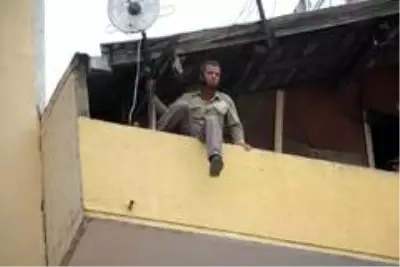 Cezaevindeki kız kardeşini görmek için adliyenin karşısında intihara kalkıştı Cezaevindeki kız kardeşini görmek için adliyenin karşısında intihara kalkıştı