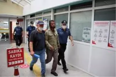 Cezaevindeki kız kardeşini görmek için adliyenin karşısında intihara kalkıştı Cezaevindeki kız kardeşini görmek için adliyenin karşısında intihara kalkıştı