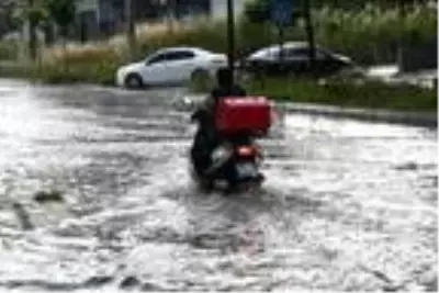 Çorlu'da sağanak; yollar 15 dakikada göle döndü Çorlu'da sağanak; yollar 15 dakikada göle döndü