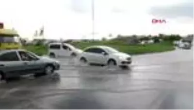 Çorlu’da sağanak; yollar 15 dakikada göle döndü