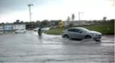 Çorlu'da sağanak; yollar 15 dakikada göle döndü (2)