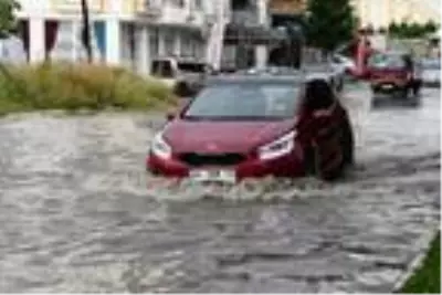 Çorlu'da sağanak; yollar 15 dakikada göle döndü Çorlu'da sağanak; yollar 15 dakikada göle döndü