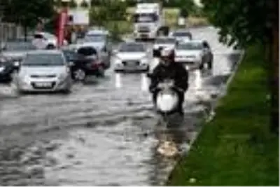 Çorlu'da sağanak; yollar 15 dakikada göle döndü Çorlu'da sağanak; yollar 15 dakikada göle döndü