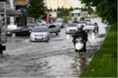 Çorlu'da sağanak; yollar 15 dakikada göle döndü Çorlu'da sağanak; yollar 15 dakikada göle döndü