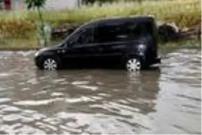 Çorlu'da sağanak; yollar 15 dakikada göle döndü Çorlu'da sağanak; yollar 15 dakikada göle döndü