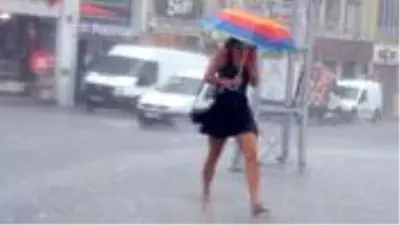İstanbullular dikkat! Önümüzdeki üç saat boyunca gök gürültülü sağanak yağış geliyor İstanbullular dikkat! Önümüzdeki üç saat boyunca gök gürültülü sağanak yağış geliyor