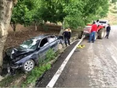 Kontrolden çıkan otomobil ağaca çarparak durabildi, 2 kişi yaralandı