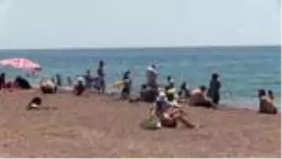 'Sosyal mesafeli' deniz keyfi sürüyor 'Sosyal mesafeli' deniz keyfi sürüyor