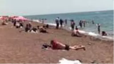 'Sosyal mesafeli' deniz keyfi sürüyor 'Sosyal mesafeli' deniz keyfi sürüyor