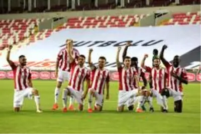 Süper Lig: Sivasspor: 1 Denizlispor: 0 (İlk yarı) Süper Lig: Sivasspor: 1 Denizlispor: 0 (İlk yarı)