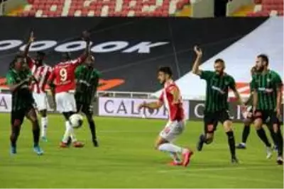 Süper Lig: Sivasspor: 1 Denizlispor: 0 (İlk yarı) Süper Lig: Sivasspor: 1 Denizlispor: 0 (İlk yarı)