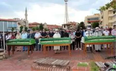 Tatil yolundaki kazada hayatını kaybeden 6 kişilik aile son yolculuğuna uğurlandı Tatil yolundaki kazada hayatını kaybeden 6 kişilik aile son yolculuğuna uğurlandı